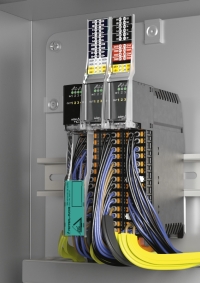 Moduły AS-Interface KE5 ogromnie ułatwiają instalację w ciasnych skrzynkach i szafach sterowniczych.