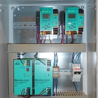 Monitory główne AS-Interface oraz zasilacze zamontowane w szafie w zakładzie firmy JOTUN